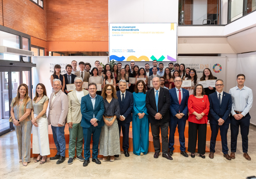 Premiats, familiars i patrocinadors van festejar amb entusiasme l'Acte de Lliurament de Premis Extraordinaris de Graus i Màsters del curs 2024-2025